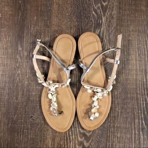 Sandals with shells